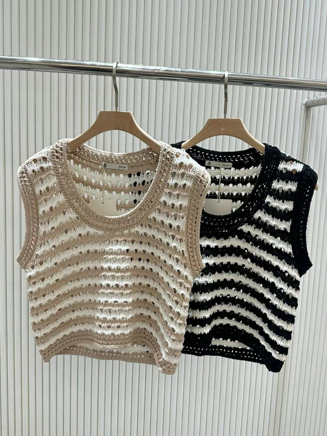 Striped Cut Out Sleeveless Knitted Top *2 Colors