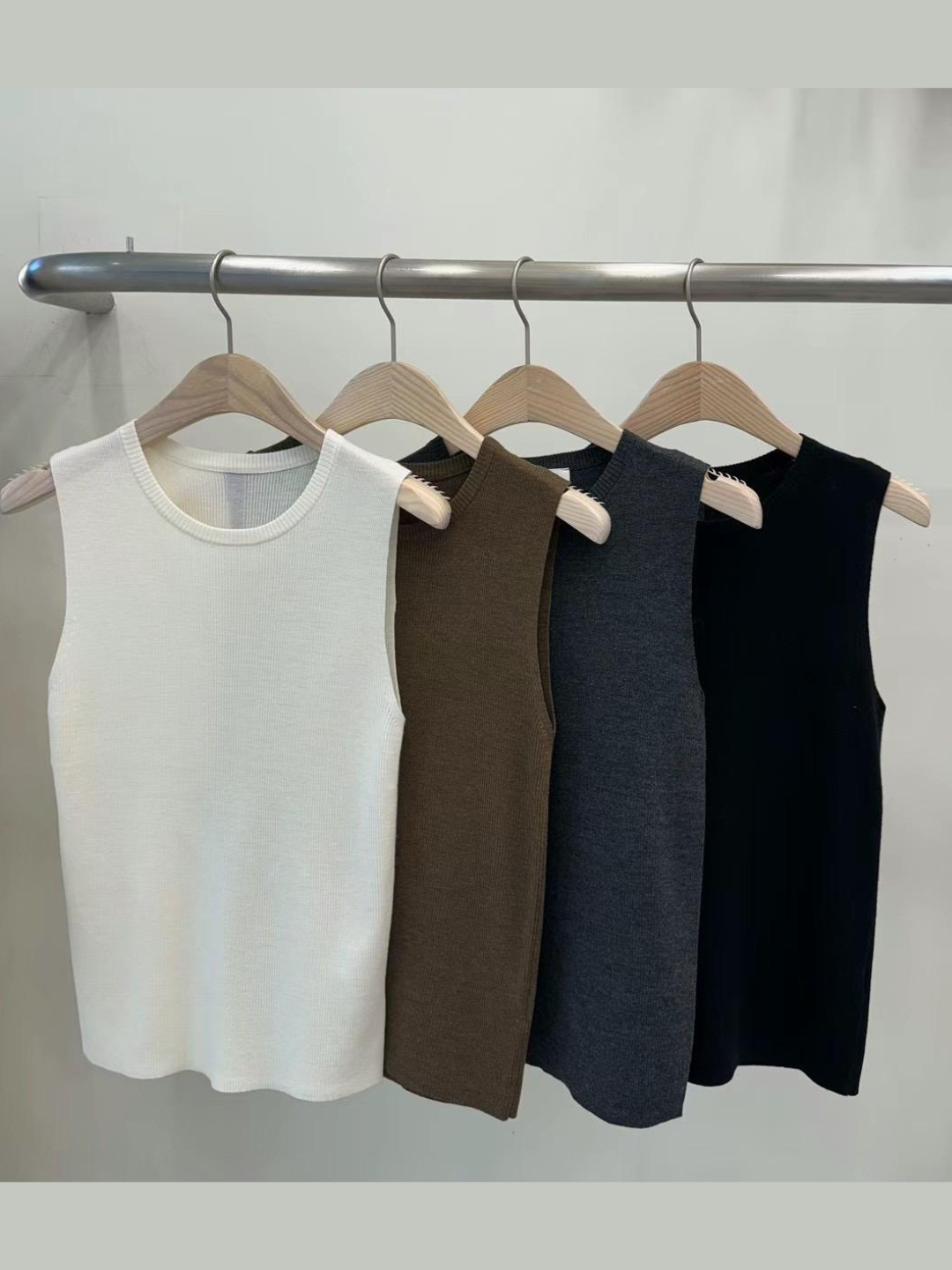 Crewneck Sleeveless Knitted Top *4 Colors