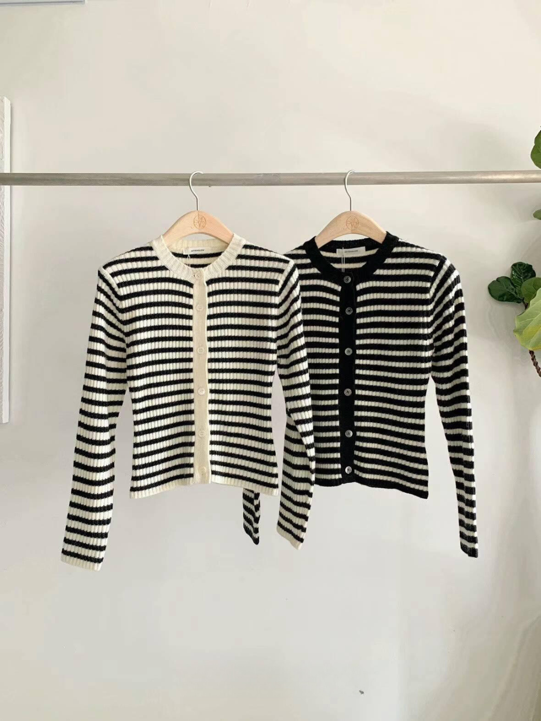 Long-sleeved Striped Knitted Cardigan *2 Colors