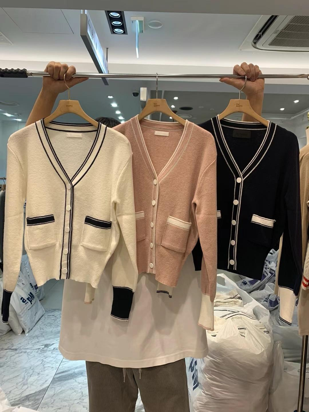 V-Neck Contrast Knitted Cardigan *3 Colors