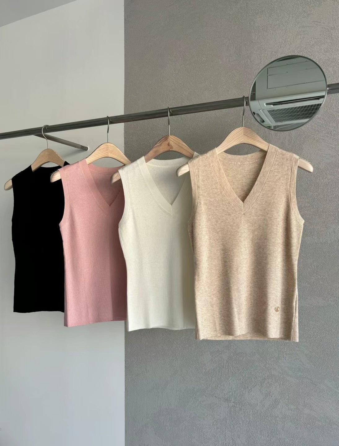 Premium wool Sleeveless knit top