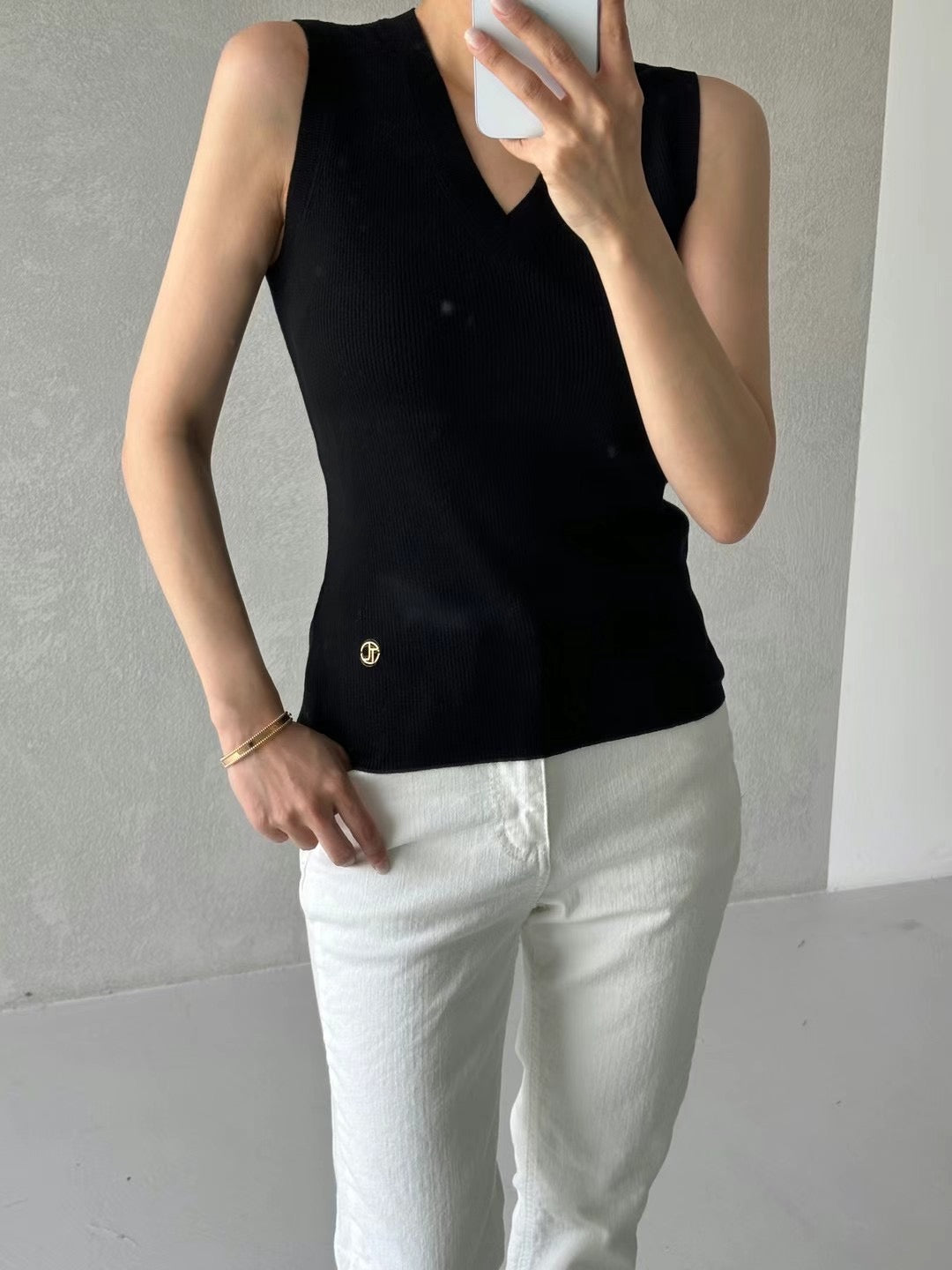 Premium wool Sleeveless knit top