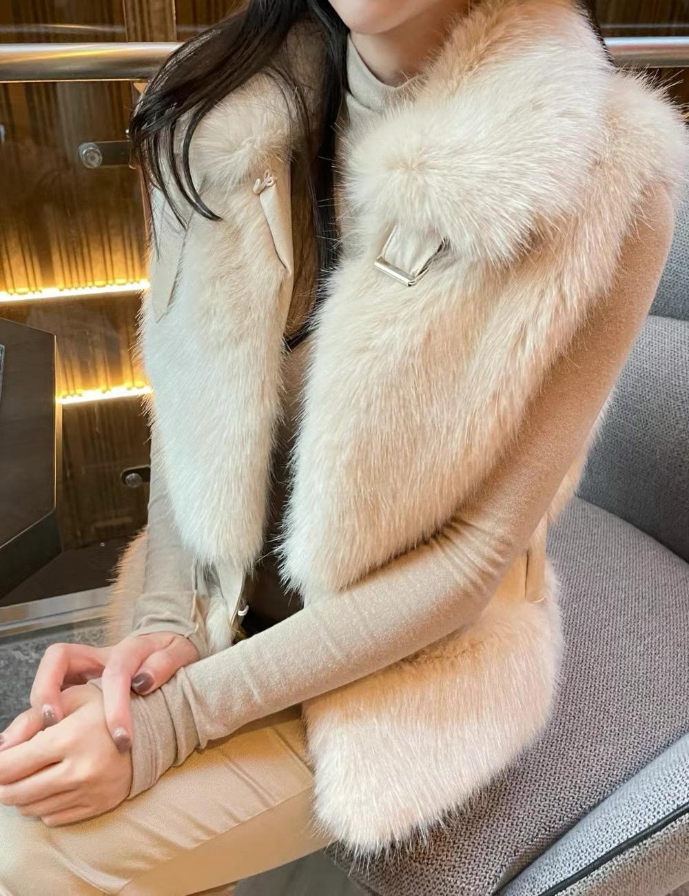 Collared Sleeveless Fur Vest *2 Colors