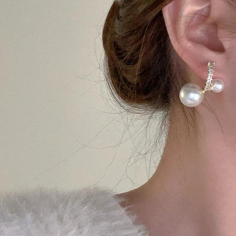 Two-pearls C-hoop Earrings