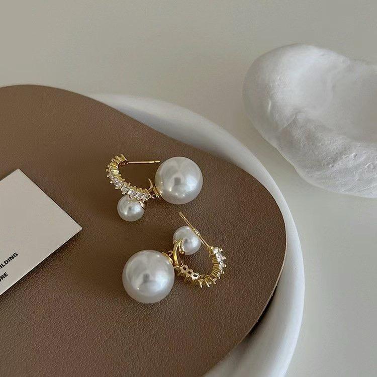 Two-pearls C-hoop Earrings