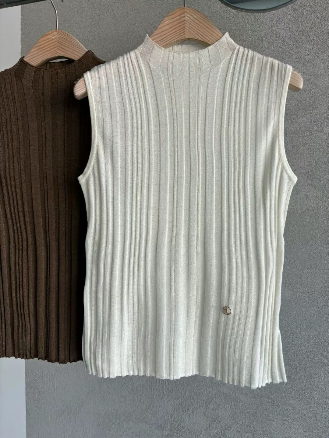 Ribbed-knit Mock Neck Sleeveless Top *3 Colors