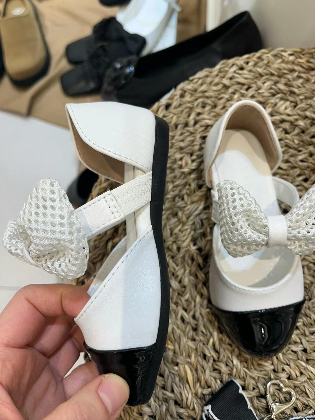 Round-toe Ribbon Flat Sandals