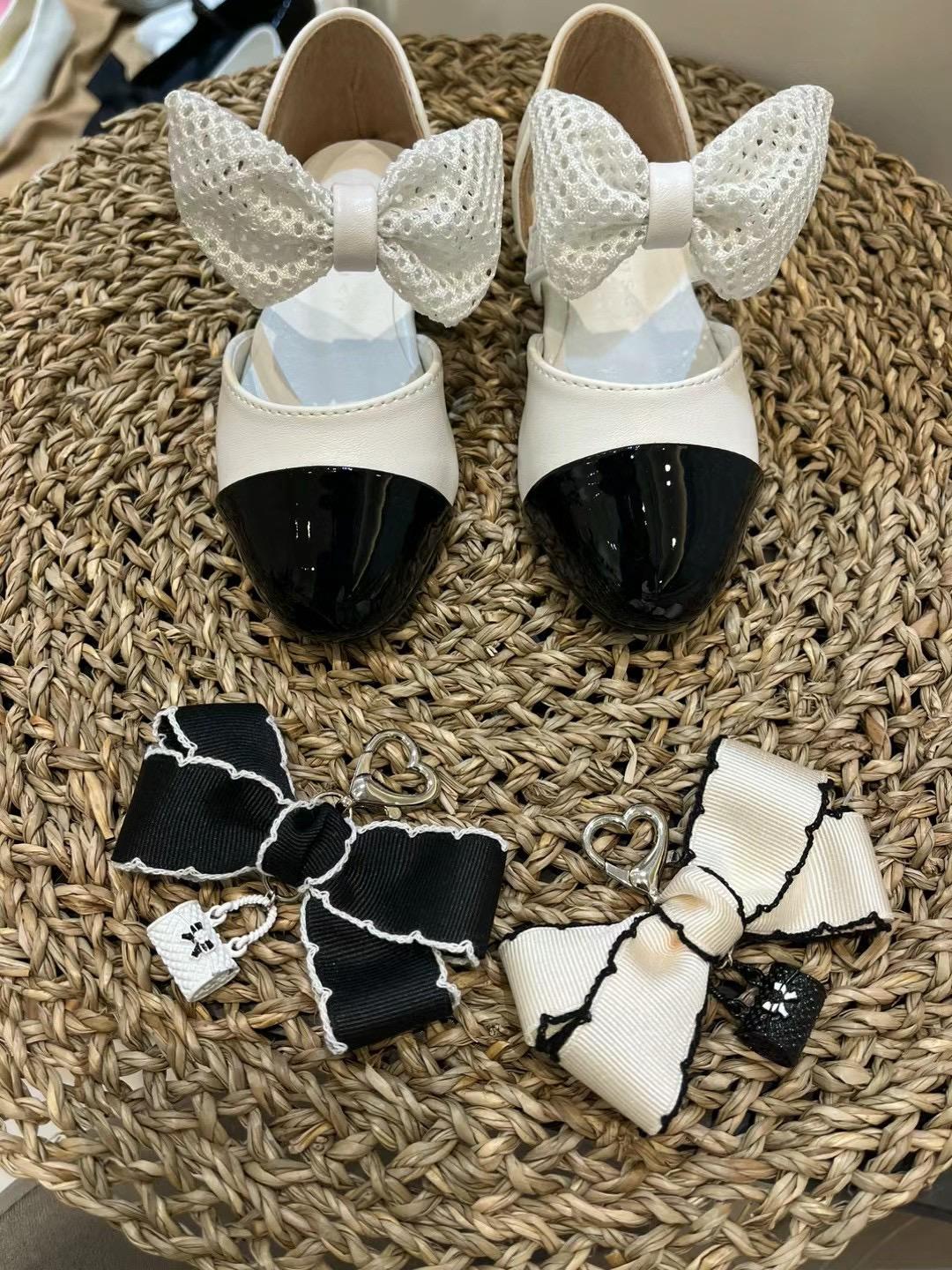 Round-toe Ribbon Flat Sandals