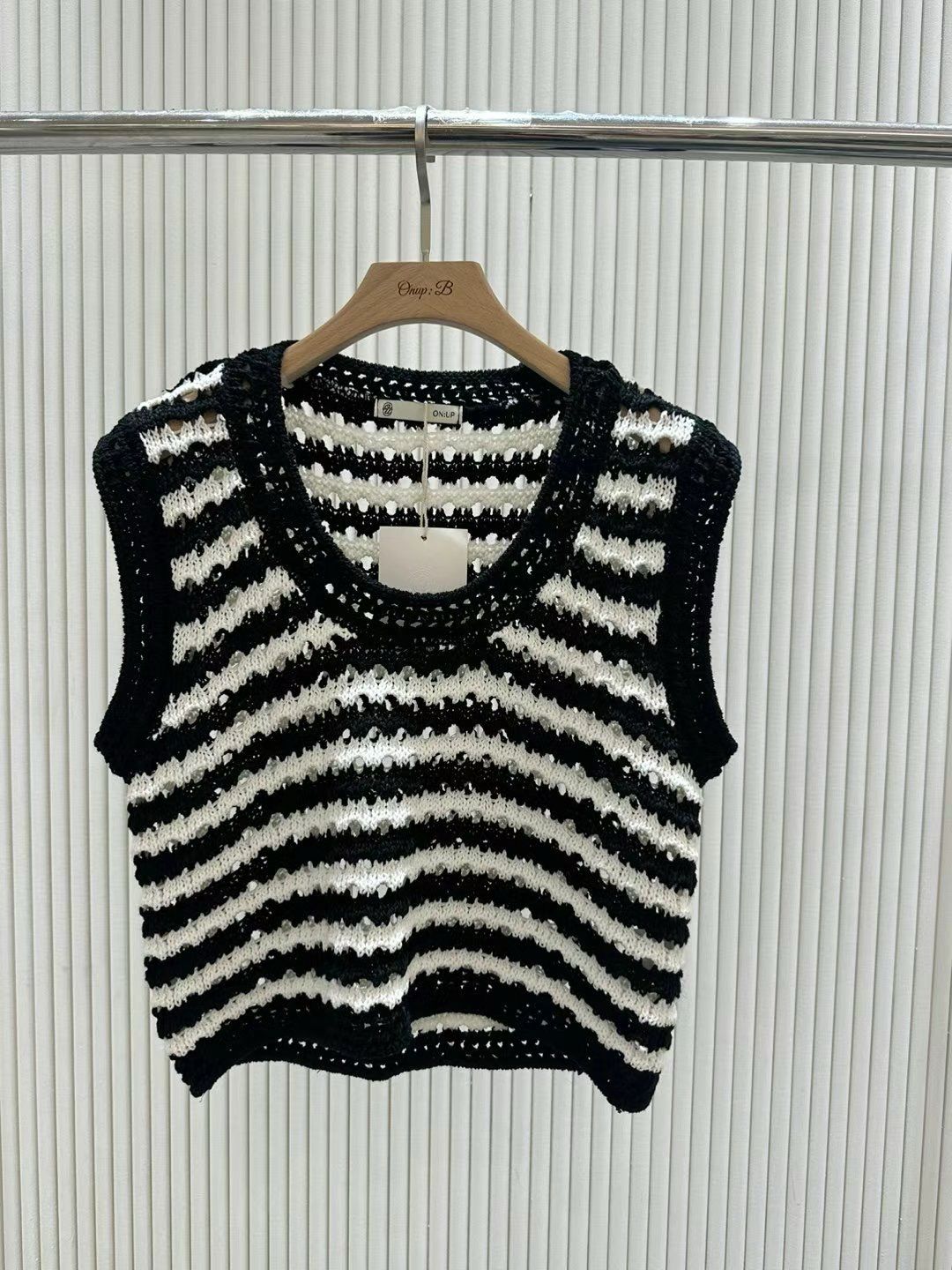 Striped Cut Out Sleeveless Knitted Top *2 Colors